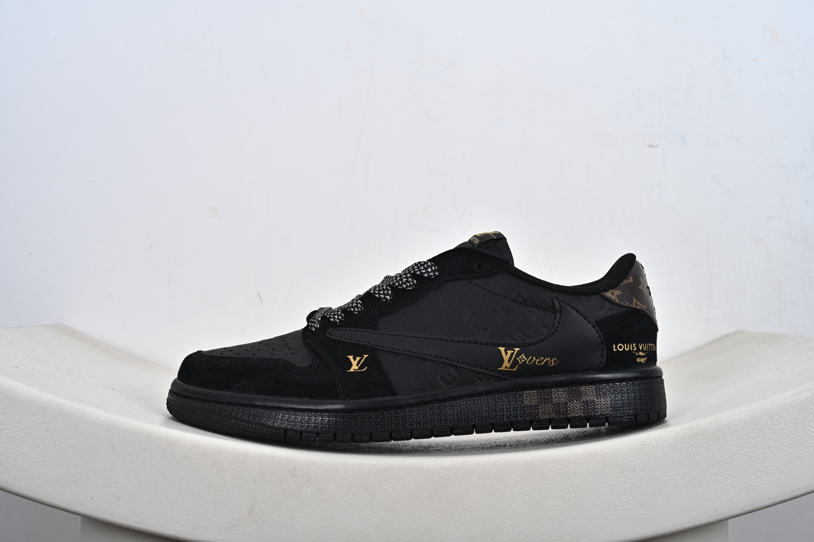 Travis Scott x Fragment Design x Jordan Air Jordan 1 Low OG SP “LV联名——黑金” DZ5899-033-莆田鞋,莆田鞋货源,高仿鞋,高仿鞋货源,安福档口,莆田高仿鞋,莆田鞋批发,高仿鞋批发,莆田高仿运动鞋,高仿运动鞋,莆田运动鞋 Travis Scott x Fragment Design x Jordan Air Jordan 1 Low OG SP “LV联名——黑金” DZ5899-033