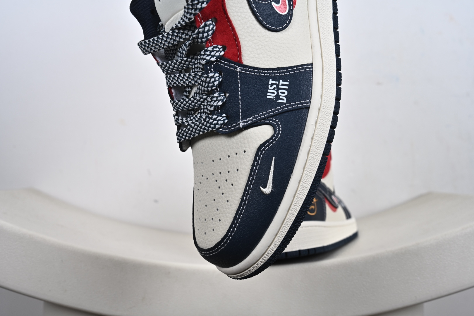 定制版Nike Jordan Air Jordan 1 “红蓝双勾” 高端定制 低帮 复古 减震 防滑 耐磨 篮球鞋 LR8888-017 定制版Nike Jordan Air Jordan 1 “红蓝双勾” 高端定制 低帮 复古 减震 防滑 耐磨 篮球鞋 LR8888-017