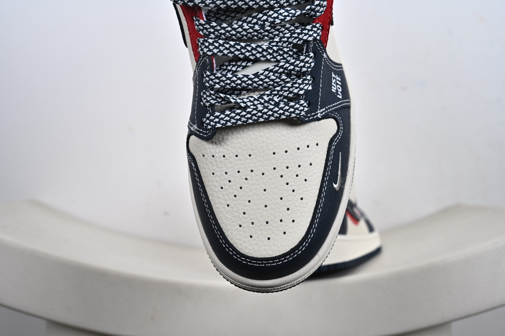 定制版Nike Jordan Air Jordan 1 “红蓝双勾” 高端定制 低帮 复古 减震 防滑 耐磨 篮球鞋 LR8888-017 定制版Nike Jordan Air Jordan 1 “红蓝双勾” 高端定制 低帮 复古 减震 防滑 耐磨 篮球鞋 LR8888-017