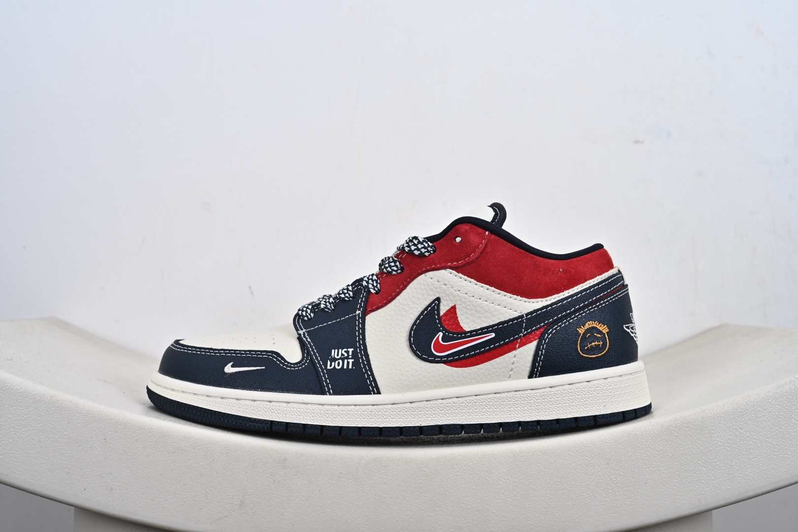 定制版Nike Jordan Air Jordan 1 “红蓝双勾” 高端定制 低帮 复古 减震 防滑 耐磨 篮球鞋 LR8888-017 定制版Nike Jordan Air Jordan 1 “红蓝双勾” 高端定制 低帮 复古 减震 防滑 耐磨 篮球鞋 LR8888-017