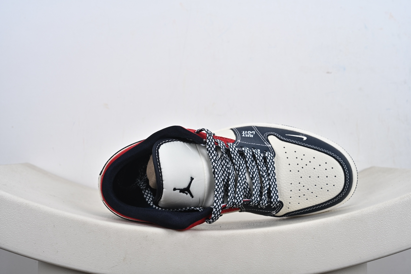 定制版Nike Jordan Air Jordan 1 “红蓝双勾” 高端定制 低帮 复古 减震 防滑 耐磨 篮球鞋 LR8888-017 定制版Nike Jordan Air Jordan 1 “红蓝双勾” 高端定制 低帮 复古 减震 防滑 耐磨 篮球鞋 LR8888-017