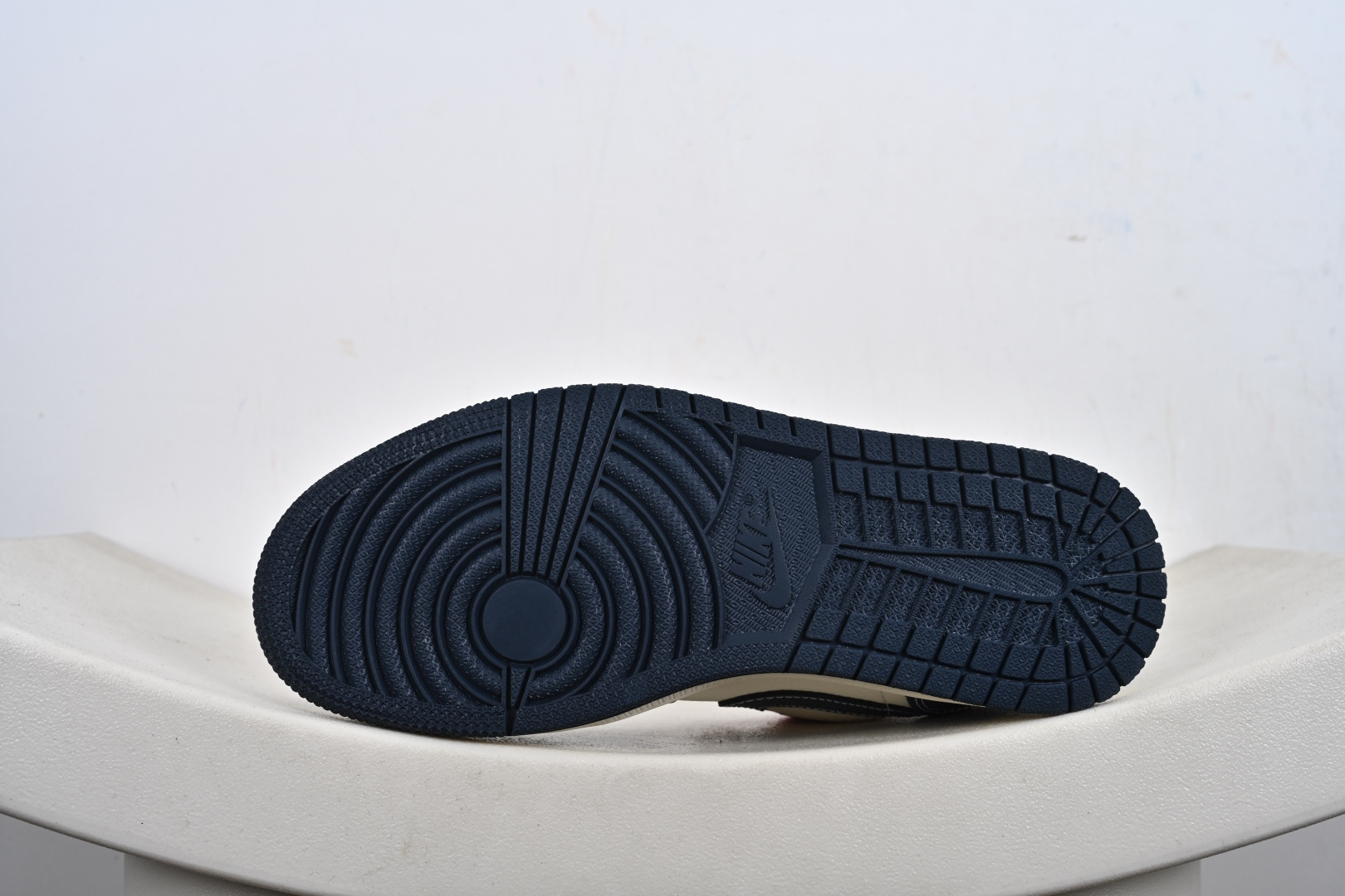 定制版Nike Jordan Air Jordan 1 “红蓝双勾” 高端定制 低帮 复古 减震 防滑 耐磨 篮球鞋 LR8888-017 定制版Nike Jordan Air Jordan 1 “红蓝双勾” 高端定制 低帮 复古 减震 防滑 耐磨 篮球鞋 LR8888-017