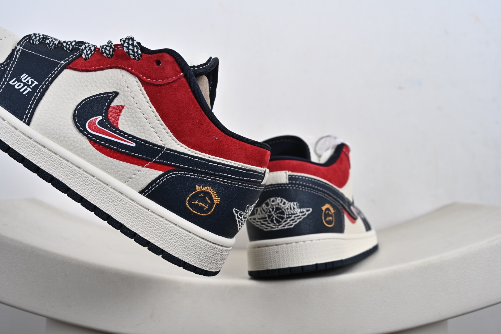 定制版Nike Jordan Air Jordan 1 “红蓝双勾” 高端定制 低帮 复古 减震 防滑 耐磨 篮球鞋 LR8888-017 定制版Nike Jordan Air Jordan 1 “红蓝双勾” 高端定制 低帮 复古 减震 防滑 耐磨 篮球鞋 LR8888-017