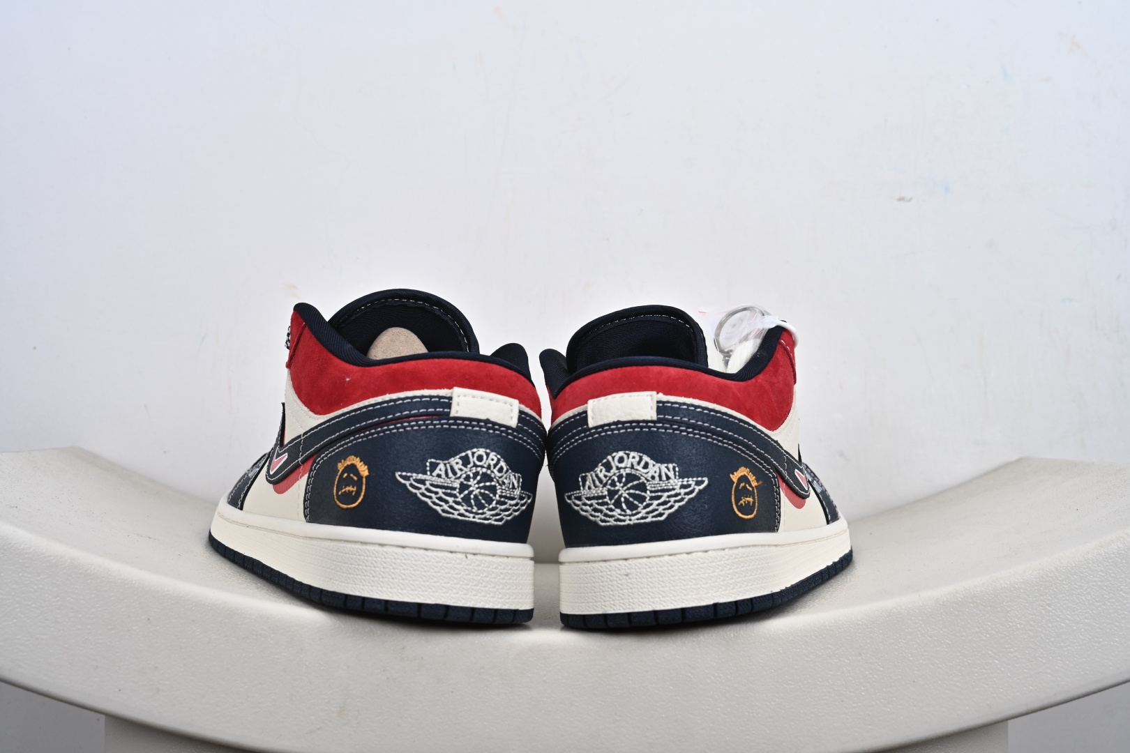 定制版Nike Jordan Air Jordan 1 “红蓝双勾” 高端定制 低帮 复古 减震 防滑 耐磨 篮球鞋 LR8888-017 定制版Nike Jordan Air Jordan 1 “红蓝双勾” 高端定制 低帮 复古 减震 防滑 耐磨 篮球鞋 LR8888-017