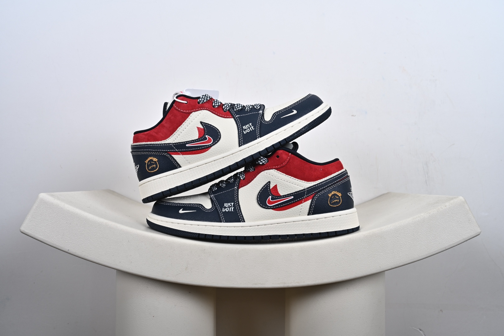 定制版Nike Jordan Air Jordan 1 “红蓝双勾” 高端定制 低帮 复古 减震 防滑 耐磨 篮球鞋 LR8888-017 定制版Nike Jordan Air Jordan 1 “红蓝双勾” 高端定制 低帮 复古 减震 防滑 耐磨 篮球鞋 LR8888-017