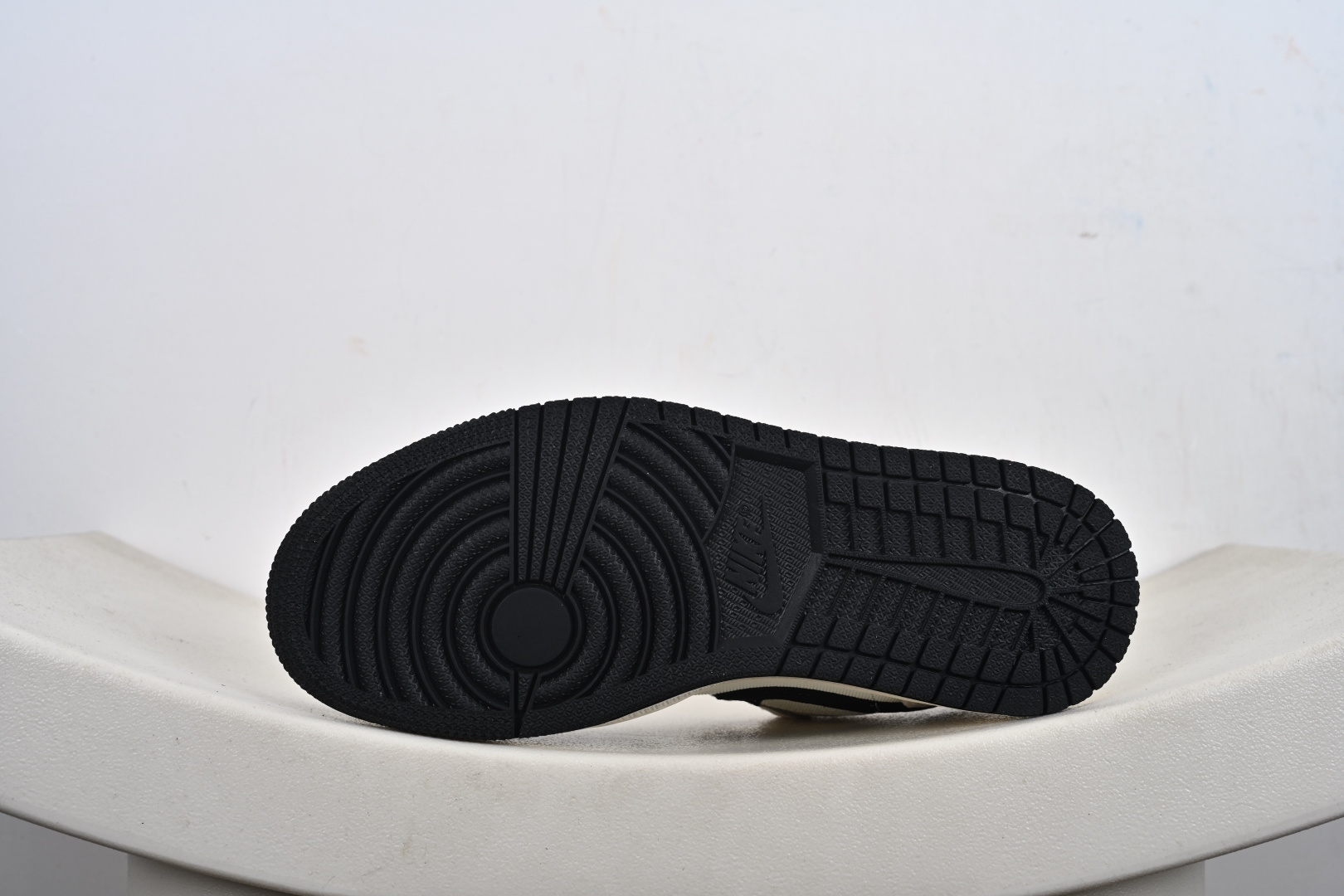 时尚元素 Air Jordan 1 Low “克罗心-联名''，黑勾印花黑白灰配色 LB8888-003