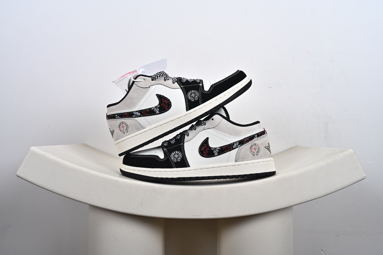 时尚元素 Air Jordan 1 Low “克罗心-联名”，黑勾印花黑白灰配色 LB8888-003