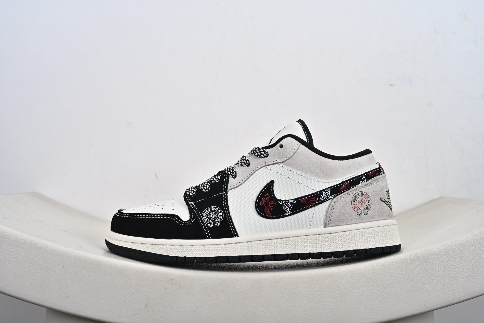 时尚元素 Air Jordan 1 Low “克罗心-联名''，黑勾印花黑白灰配色 LB8888-003