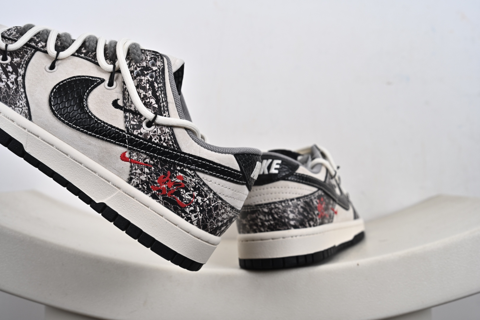 Nk SB Dunk Low 蛇年系列 绑带黑勾 高端定制 低帮休闲板鞋 YX5066-273