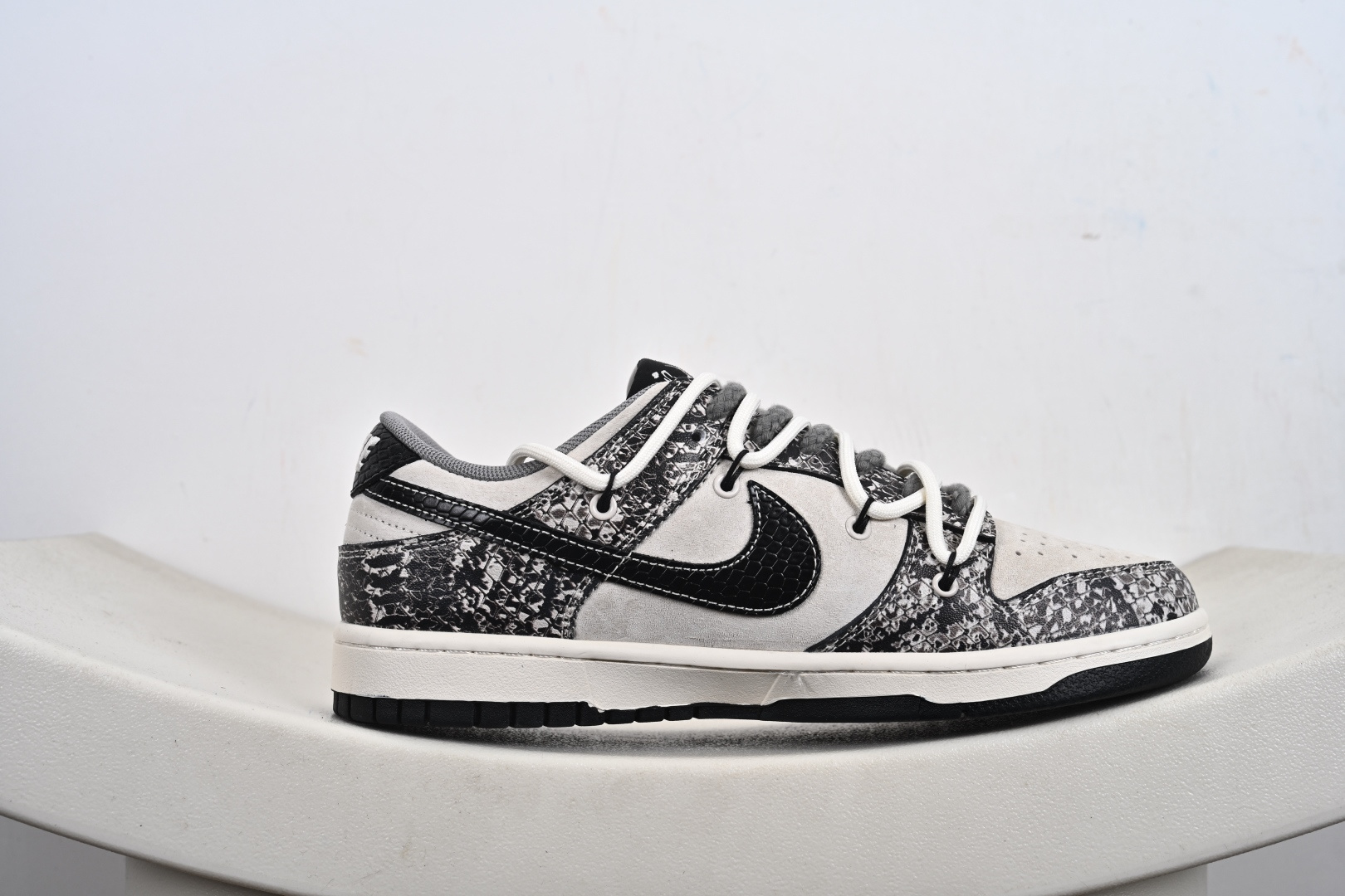 Nk SB Dunk Low 蛇年系列 绑带黑勾 高端定制 低帮休闲板鞋 YX5066-273