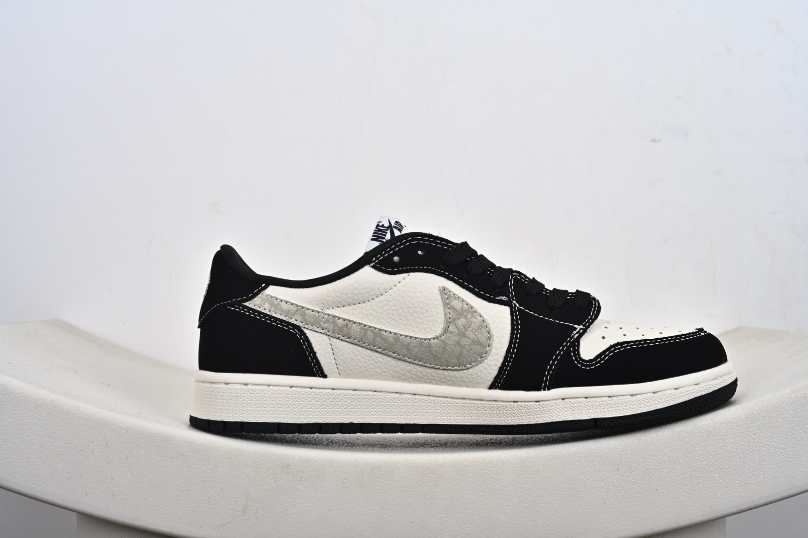 Nike Air Jordan 1 Low 定制配色 斯图西联名 定制AJ联名-高端定制 低帮复古文化板鞋 DD7866-102