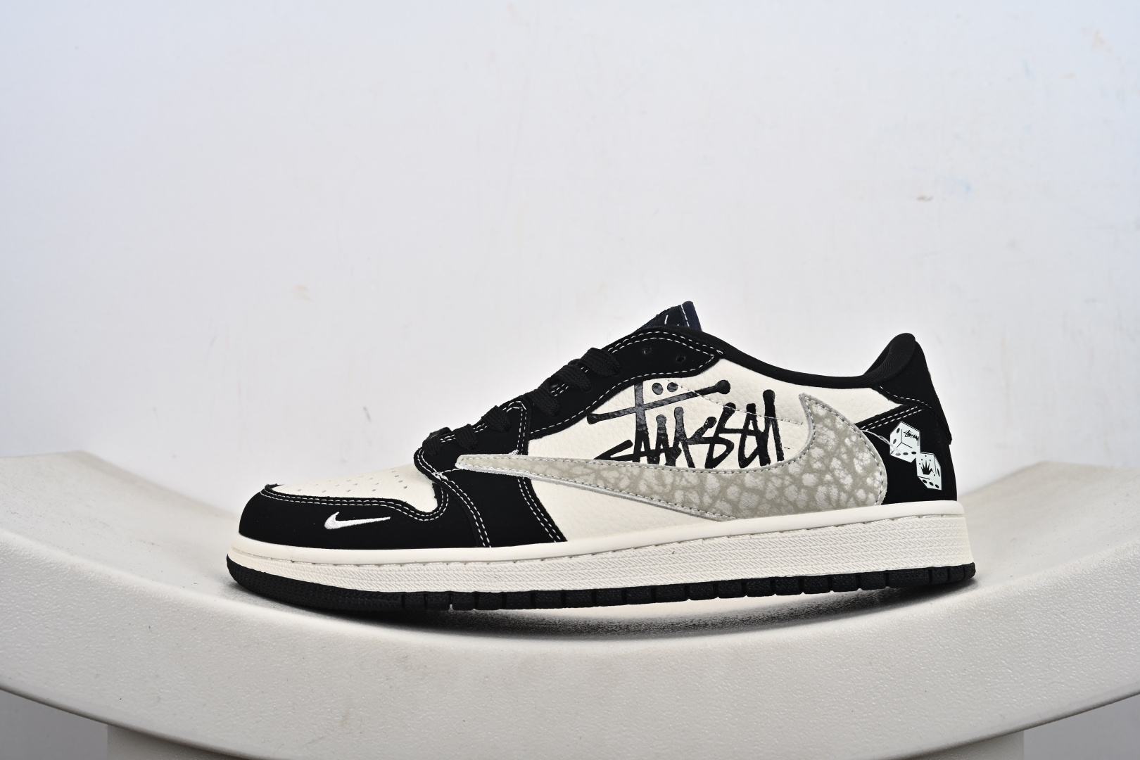 Nike Air Jordan 1 Low 定制配色 斯图西联名 定制AJ联名-高端定制 低帮复古文化板鞋 DD7866-102