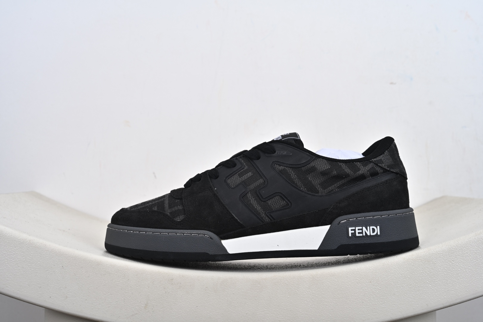 350 FENDI 芬迪 Match sneaters 低帮运动鞋惊艳登场 Fendi芬迪情侣款休闲鞋