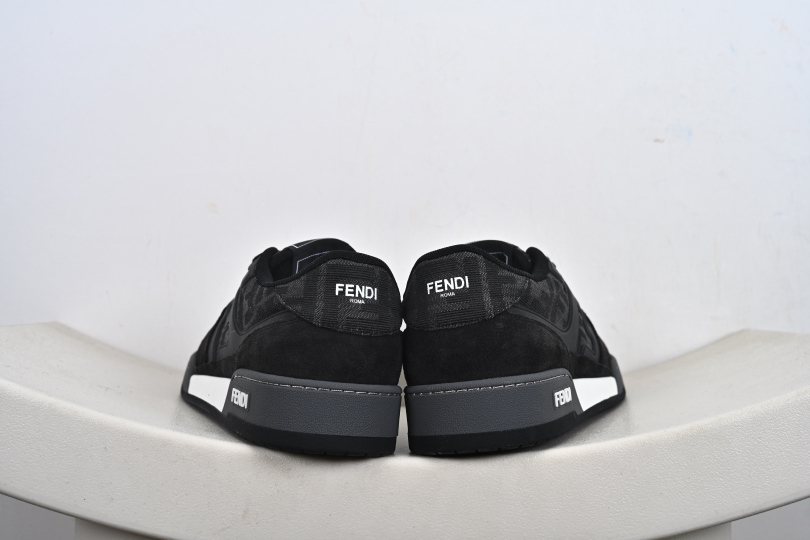 350 FENDI 芬迪 Match sneaters 低帮运动鞋惊艳登场 Fendi芬迪情侣款休闲鞋