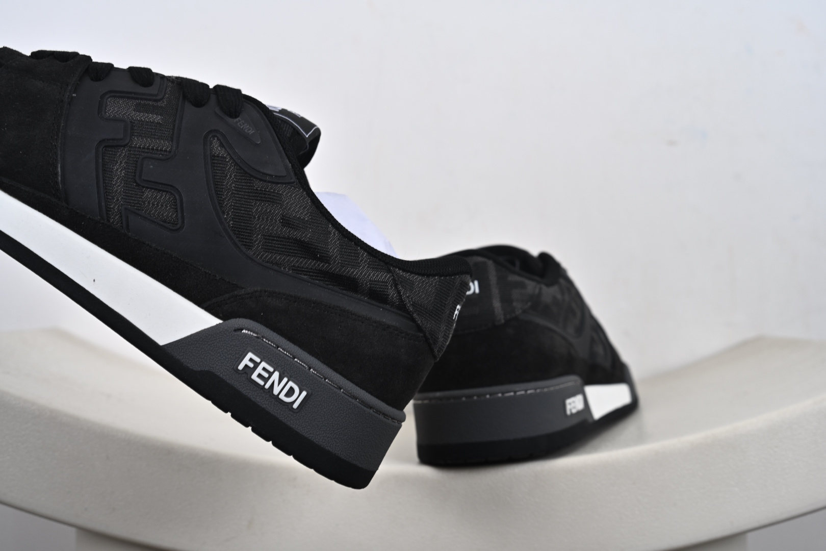 350 FENDI 芬迪 Match sneaters 低帮运动鞋惊艳登场 Fendi芬迪情侣款休闲鞋