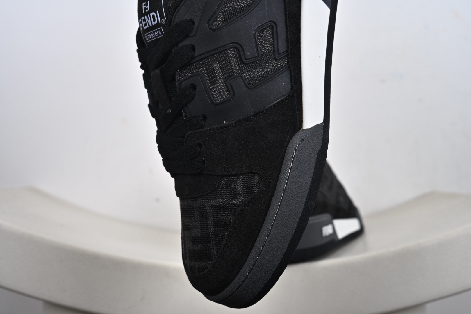350 FENDI 芬迪 Match sneaters 低帮运动鞋惊艳登场 Fendi芬迪情侣款休闲鞋