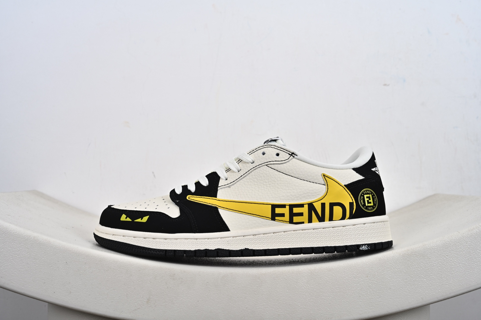 Fragment x Travis Scott x FENDI Air Jordan 1 Low 三方联名倒钩 全新的三方联名低帮倒钩鞋 DD7866-111 Fragment x Travis Scott x FENDI Air Jordan 1 Low 三方联名倒钩 全新的三方联名低帮倒钩鞋 DD7866-111