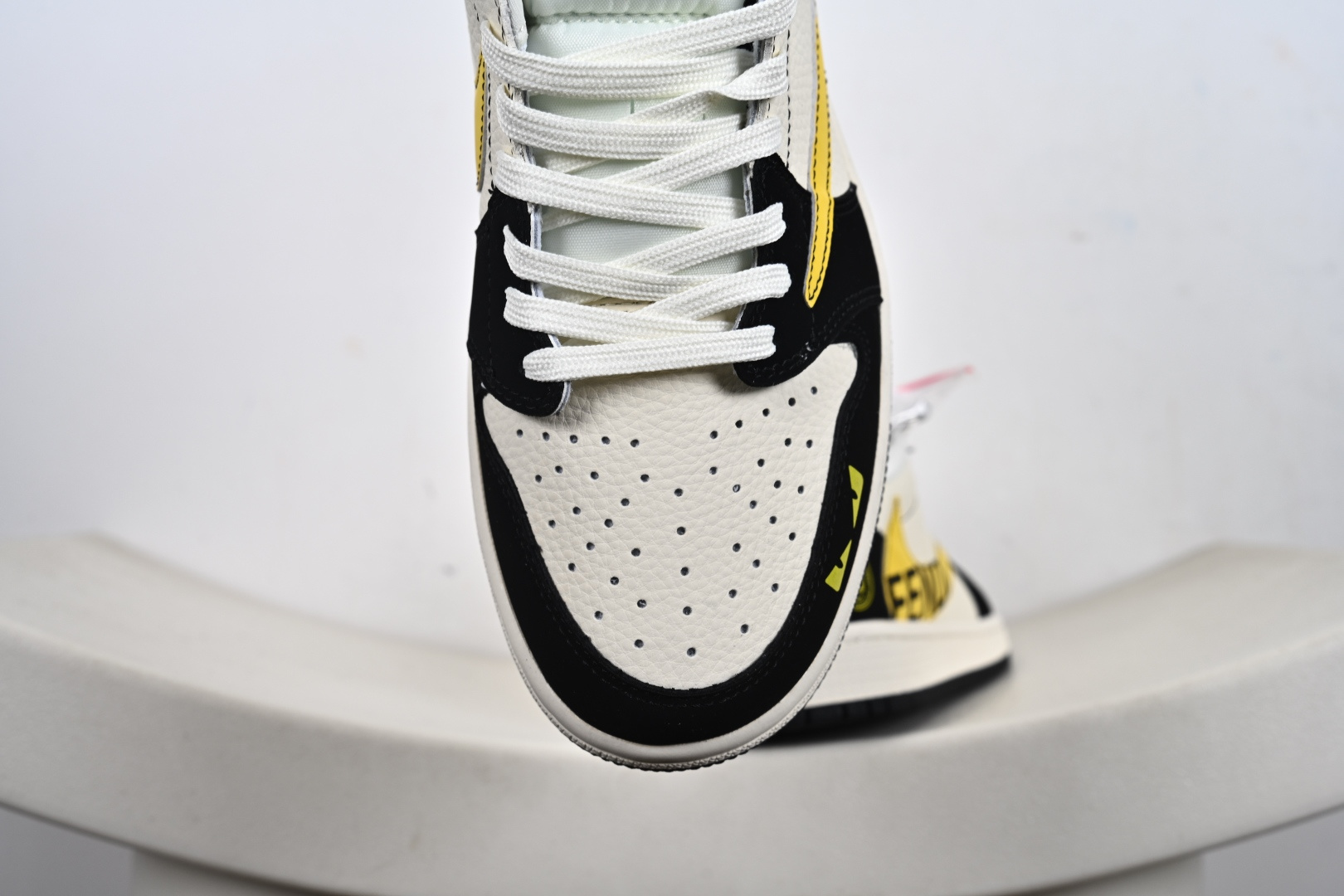 Fragment x Travis Scott x FENDI Air Jordan 1 Low 三方联名倒钩 全新的三方联名低帮倒钩鞋 DD7866-111 Fragment x Travis Scott x FENDI Air Jordan 1 Low 三方联名倒钩 全新的三方联名低帮倒钩鞋 DD7866-111