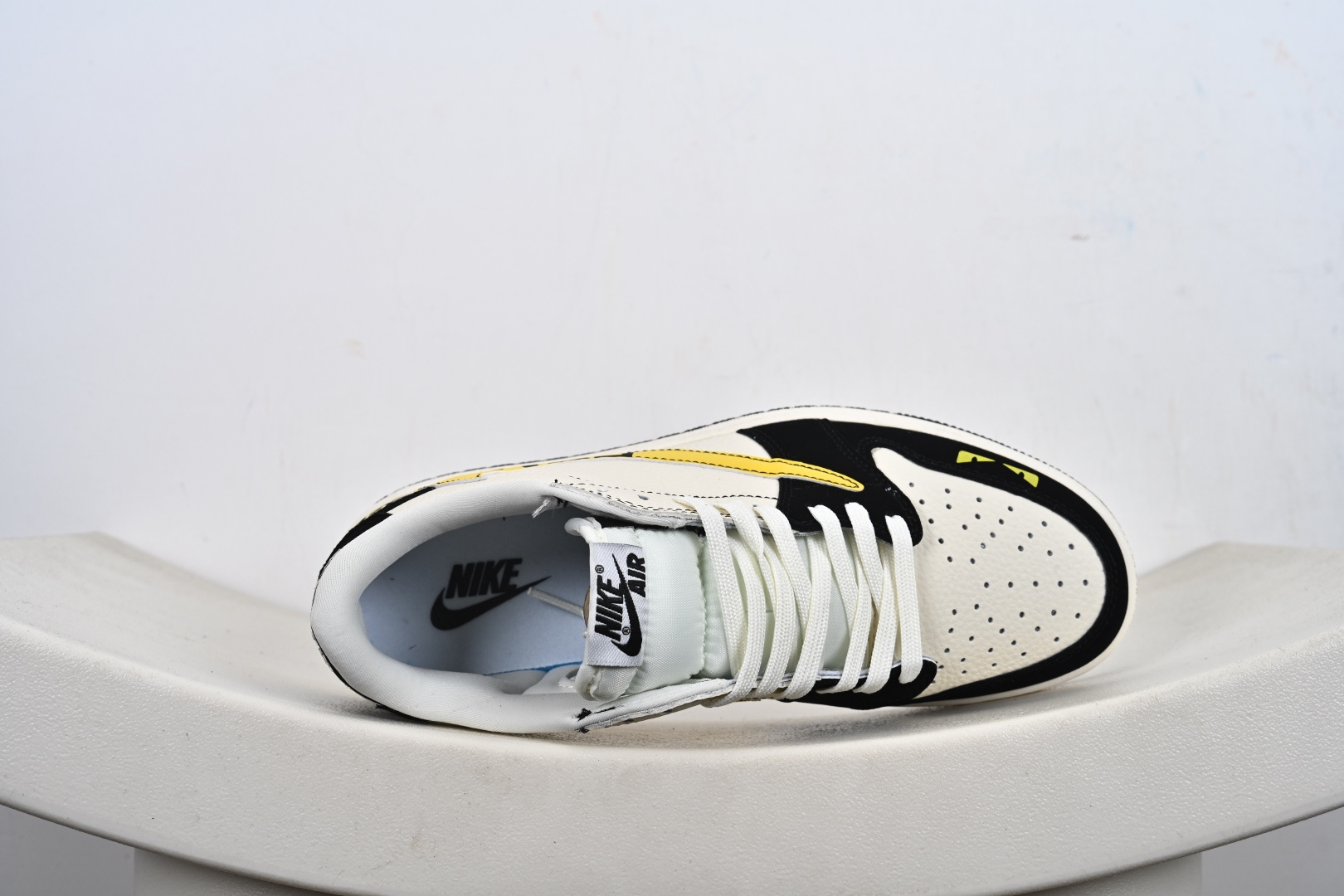 Fragment x Travis Scott x FENDI Air Jordan 1 Low 三方联名倒钩 全新的三方联名低帮倒钩鞋 DD7866-111 Fragment x Travis Scott x FENDI Air Jordan 1 Low 三方联名倒钩 全新的三方联名低帮倒钩鞋 DD7866-111