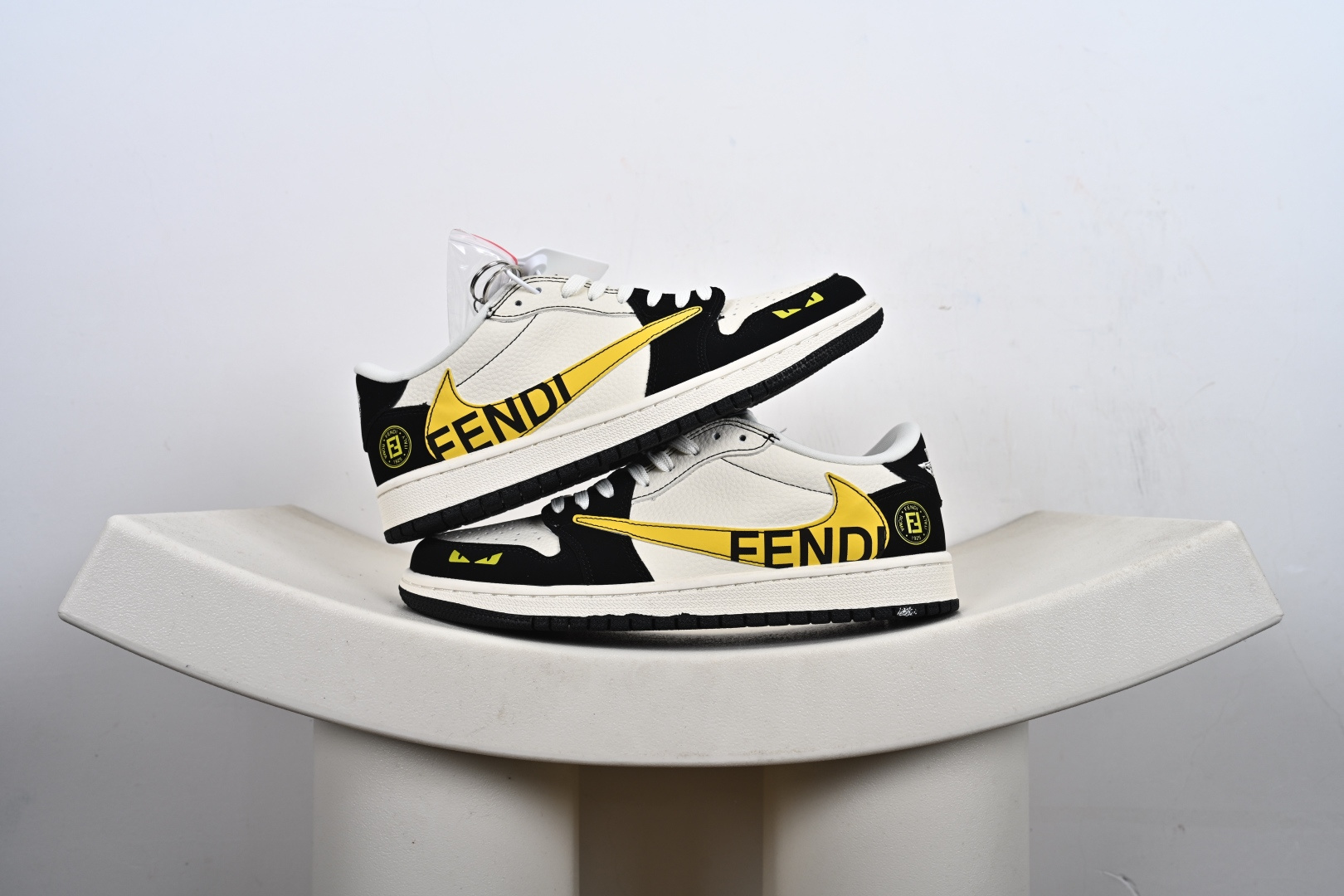 Fragment x Travis Scott x FENDI Air Jordan 1 Low 三方联名倒钩 全新的三方联名低帮倒钩鞋 DD7866-111 Fragment x Travis Scott x FENDI Air Jordan 1 Low 三方联名倒钩 全新的三方联名低帮倒钩鞋 DD7866-111