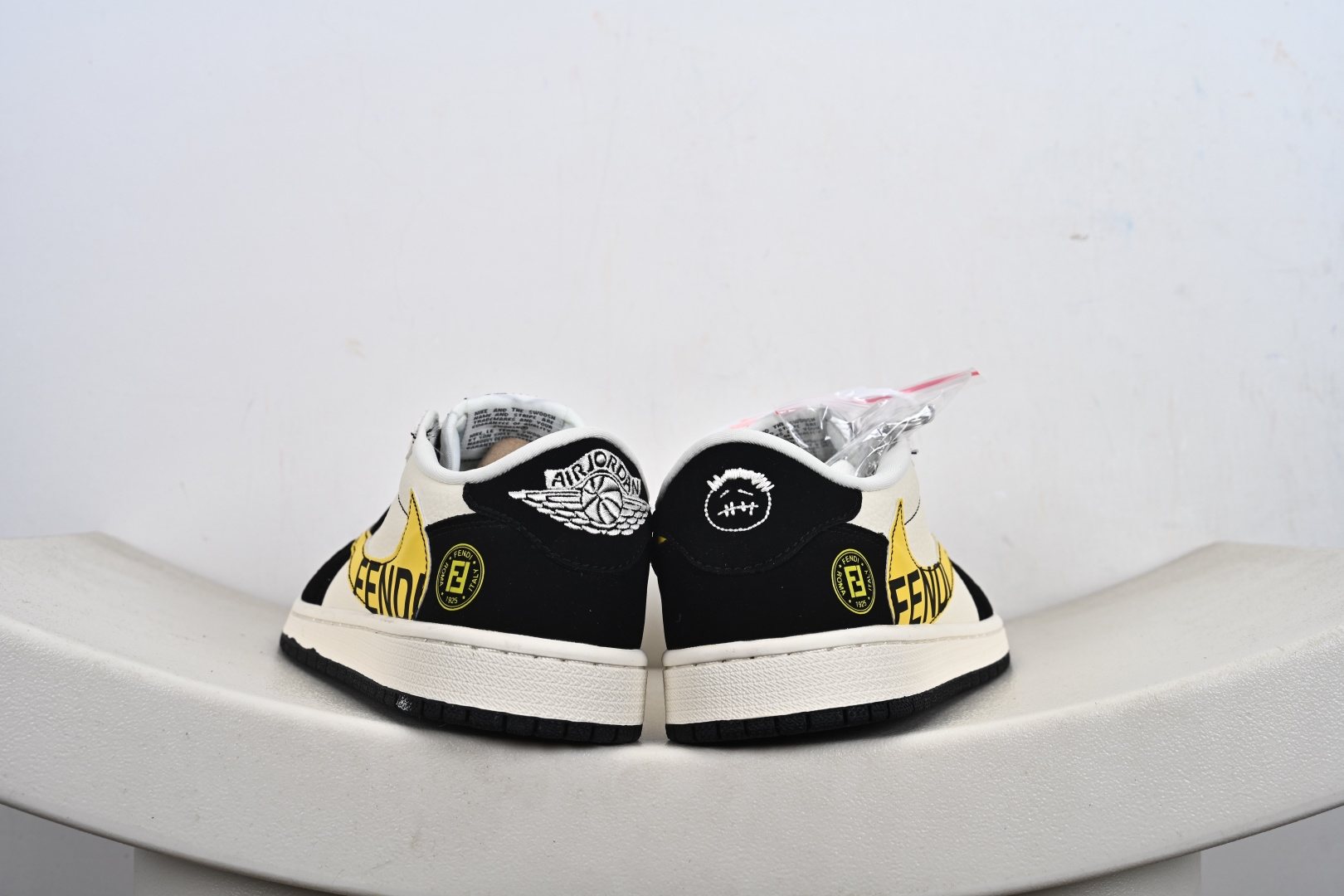 Fragment x Travis Scott x FENDI Air Jordan 1 Low 三方联名倒钩 全新的三方联名低帮倒钩鞋 DD7866-111 Fragment x Travis Scott x FENDI Air Jordan 1 Low 三方联名倒钩 全新的三方联名低帮倒钩鞋 DD7866-111