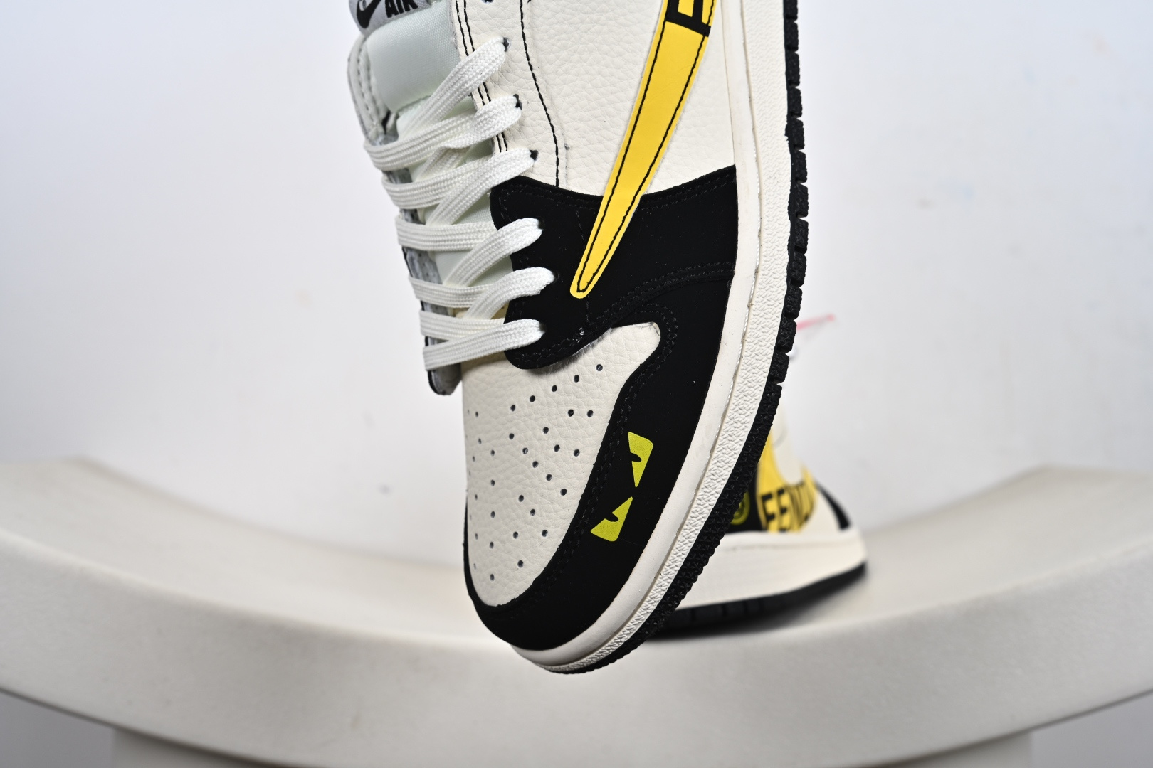 Fragment x Travis Scott x FENDI Air Jordan 1 Low 三方联名倒钩 全新的三方联名低帮倒钩鞋 DD7866-111 Fragment x Travis Scott x FENDI Air Jordan 1 Low 三方联名倒钩 全新的三方联名低帮倒钩鞋 DD7866-111