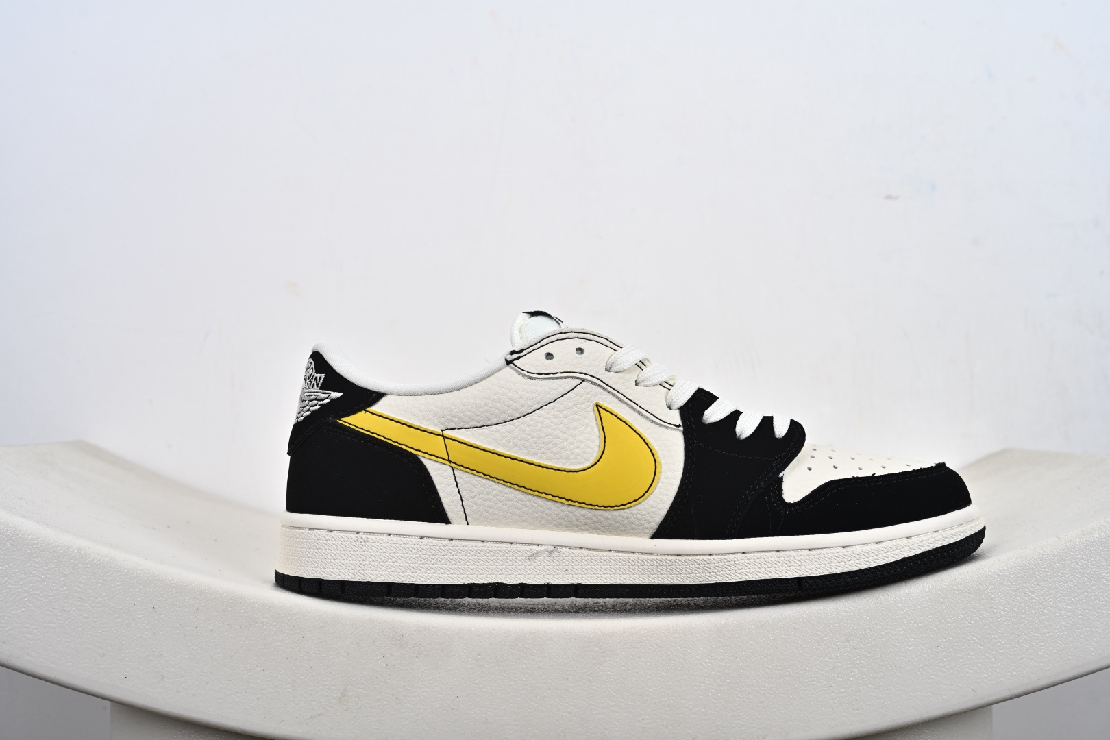 Fragment x Travis Scott x FENDI Air Jordan 1 Low 三方联名倒钩 全新的三方联名低帮倒钩鞋 DD7866-111 Fragment x Travis Scott x FENDI Air Jordan 1 Low 三方联名倒钩 全新的三方联名低帮倒钩鞋 DD7866-111