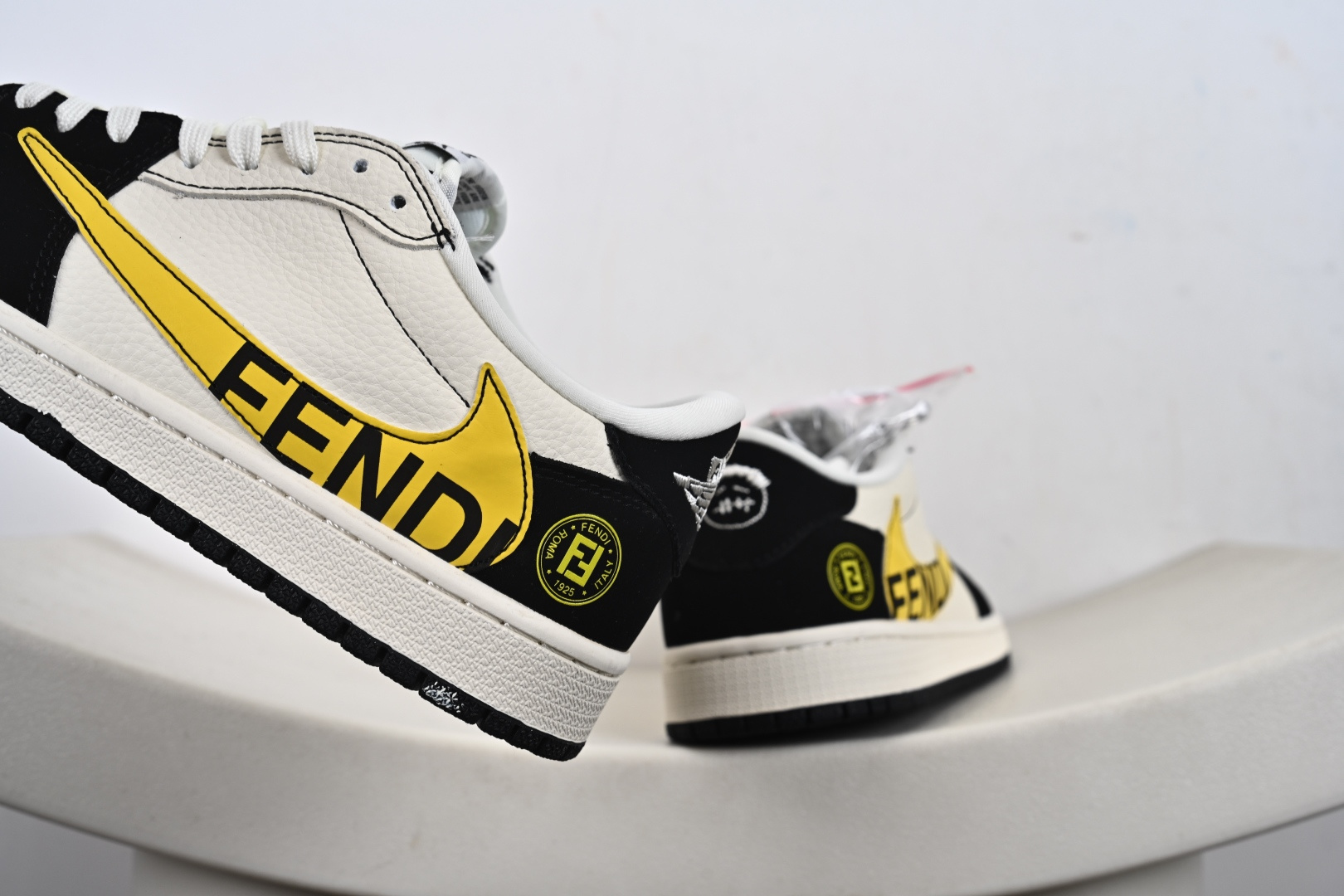 Fragment x Travis Scott x FENDI Air Jordan 1 Low 三方联名倒钩 全新的三方联名低帮倒钩鞋 DD7866-111 Fragment x Travis Scott x FENDI Air Jordan 1 Low 三方联名倒钩 全新的三方联名低帮倒钩鞋 DD7866-111