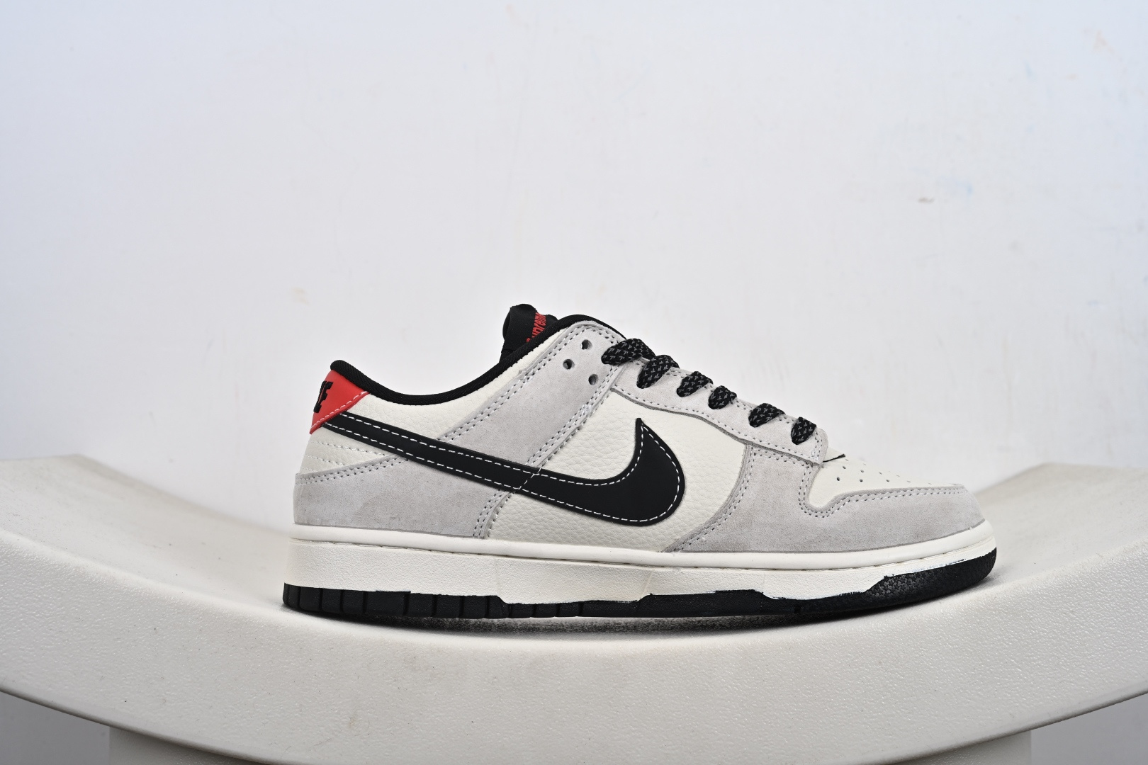 Supreme x Nike Dunk Low 奶白格子灰 SD8888-007 Supreme x Nike Dunk Low 奶白格子灰 SD8888-007