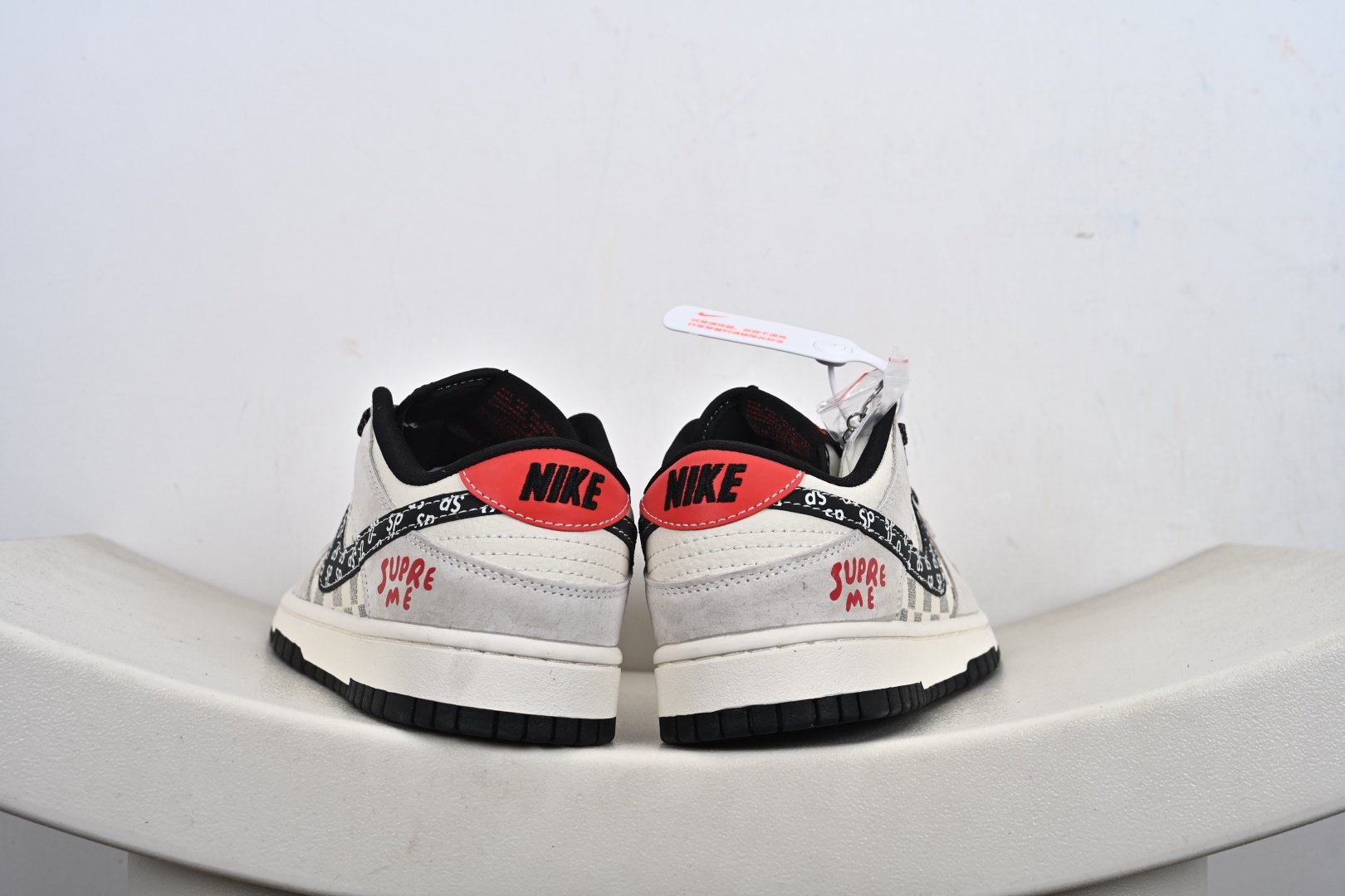 Supreme x Nike Dunk Low 奶白格子灰 SD8888-007 Supreme x Nike Dunk Low 奶白格子灰 SD8888-007