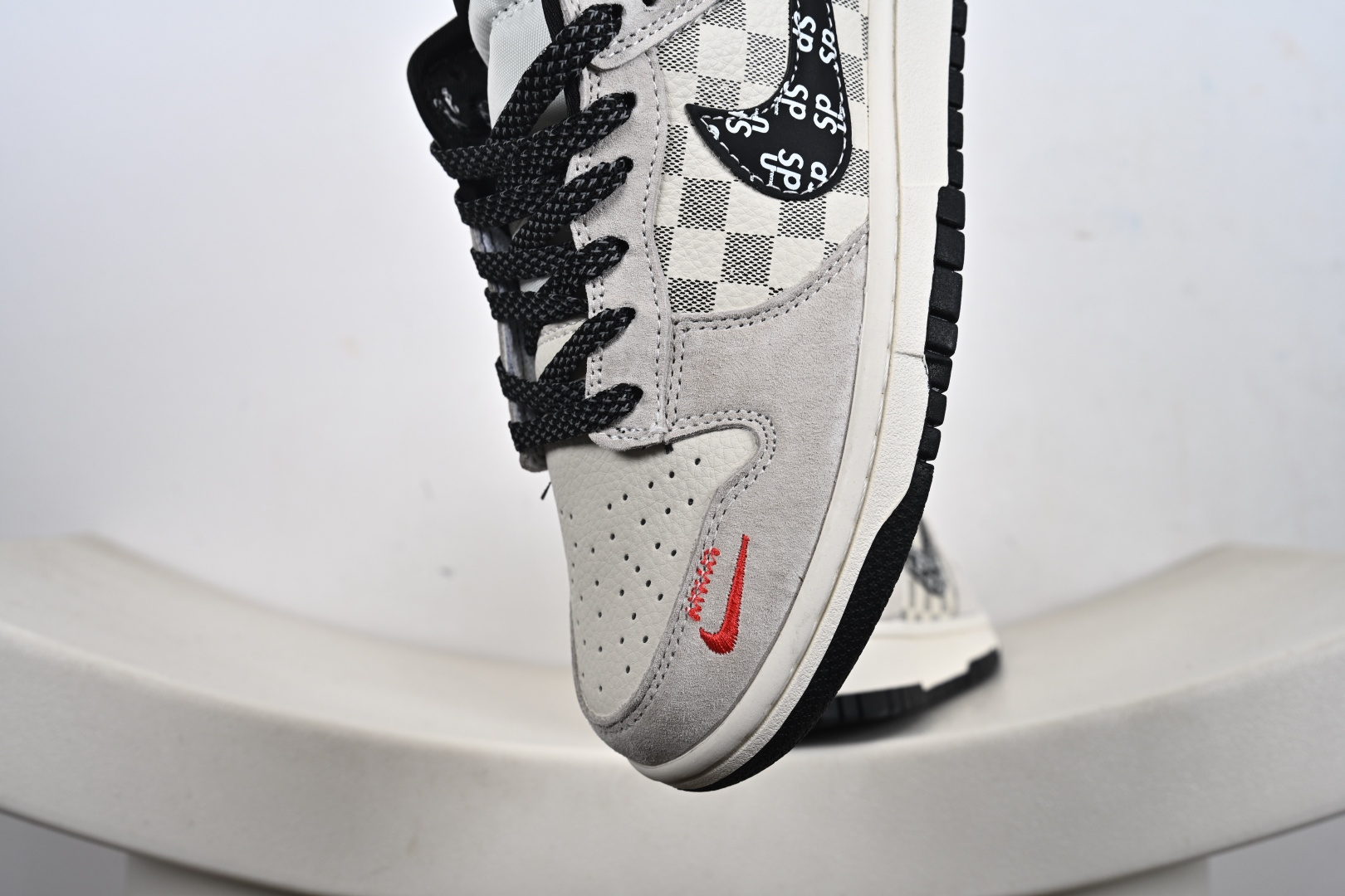 Supreme x Nike Dunk Low 奶白格子灰 SD8888-007 Supreme x Nike Dunk Low 奶白格子灰 SD8888-007