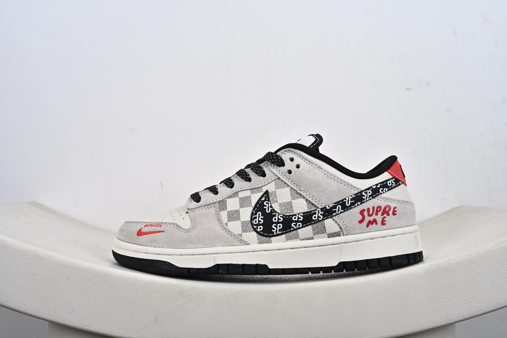 Supreme x Nike Dunk Low 奶白格子灰 SD8888-007 Supreme x Nike Dunk Low 奶白格子灰 SD8888-007