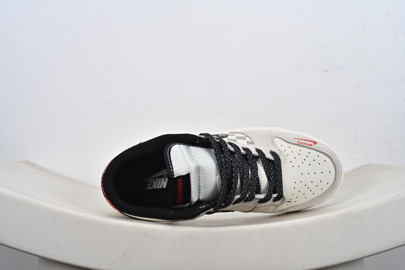 Supreme x Nike Dunk Low 奶白格子灰 SD8888-007 Supreme x Nike Dunk Low 奶白格子灰 SD8888-007