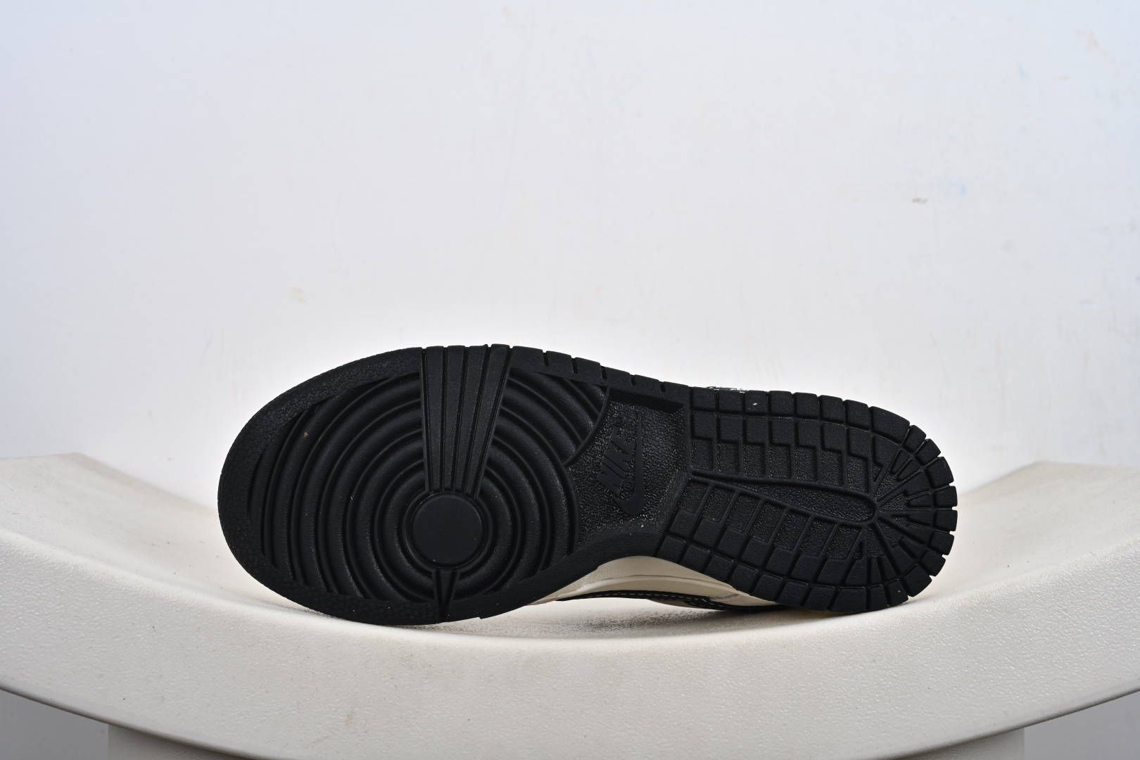 Supreme x Nike Dunk Low 奶白格子灰 SD8888-007 Supreme x Nike Dunk Low 奶白格子灰 SD8888-007