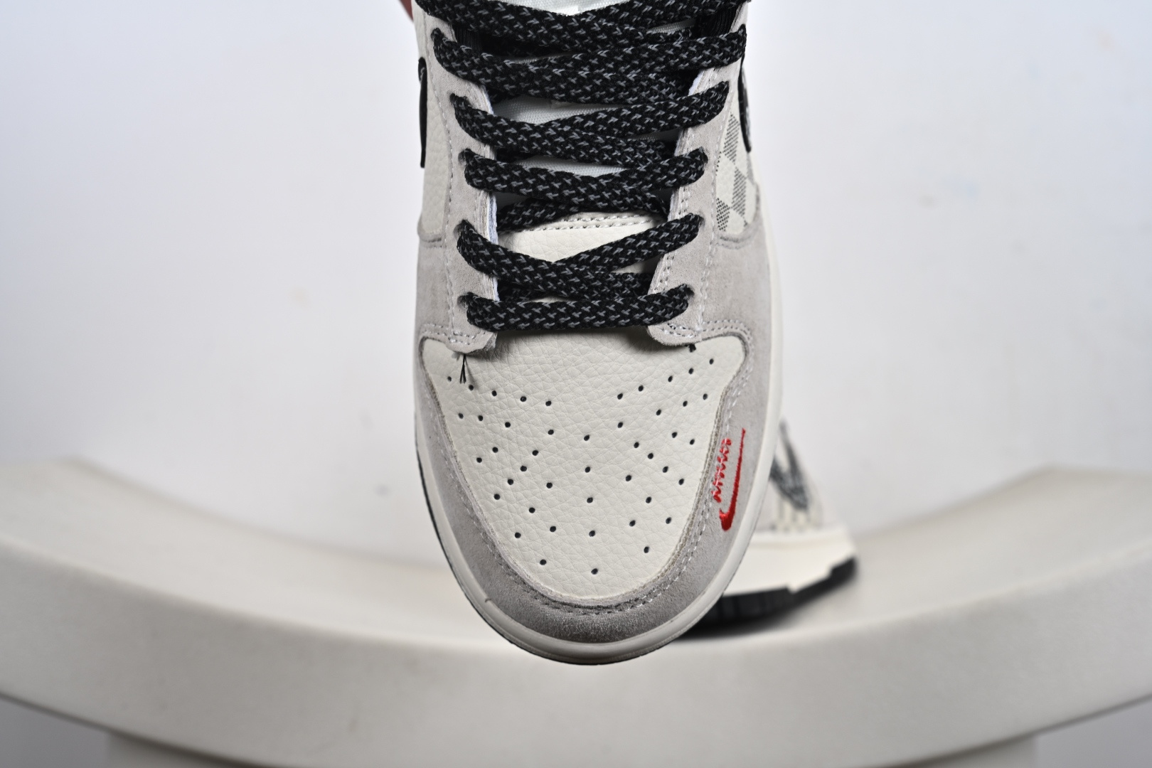 Supreme x Nike Dunk Low 奶白格子灰 SD8888-007 Supreme x Nike Dunk Low 奶白格子灰 SD8888-007