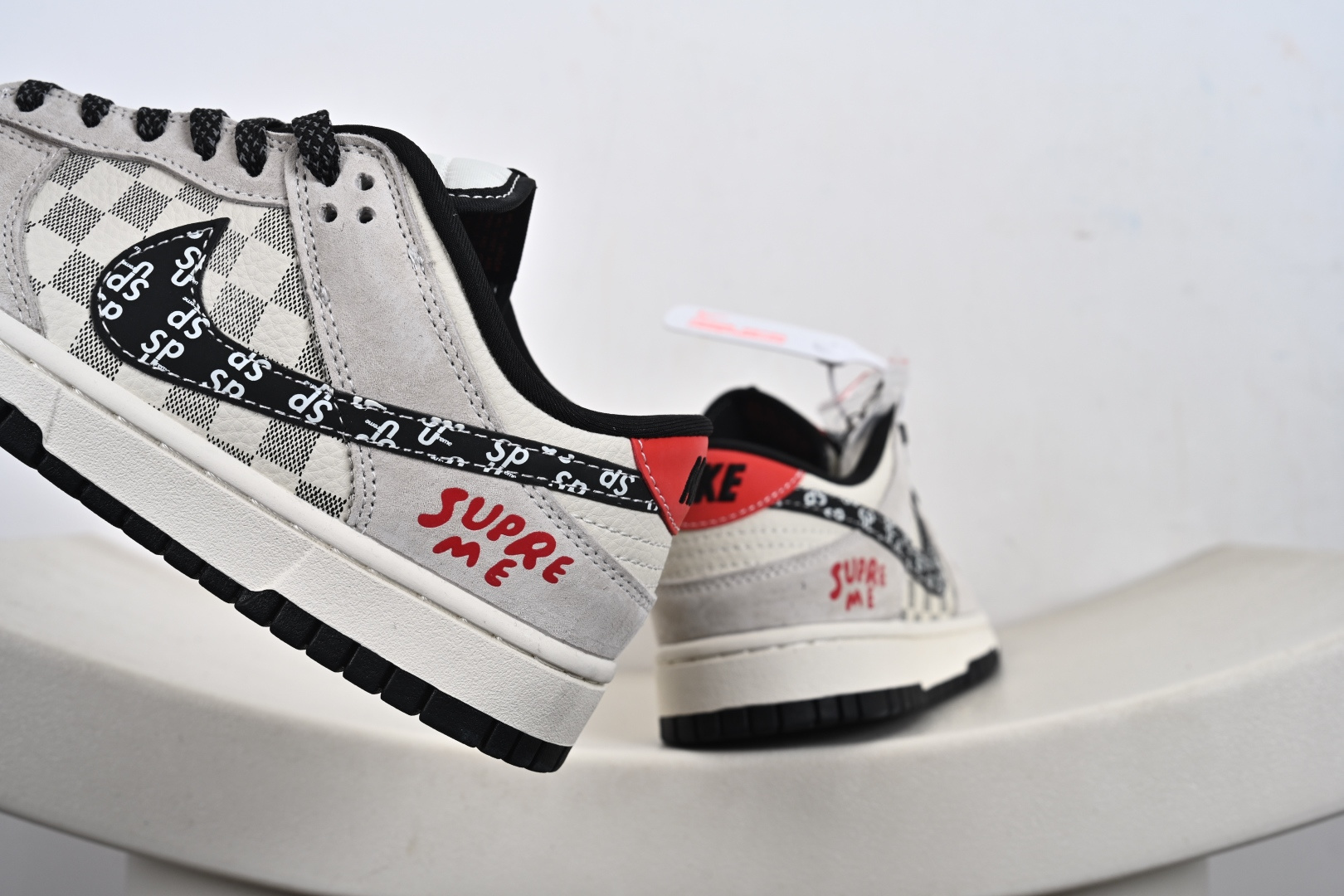 Supreme x Nike Dunk Low 奶白格子灰 SD8888-007 Supreme x Nike Dunk Low 奶白格子灰 SD8888-007
