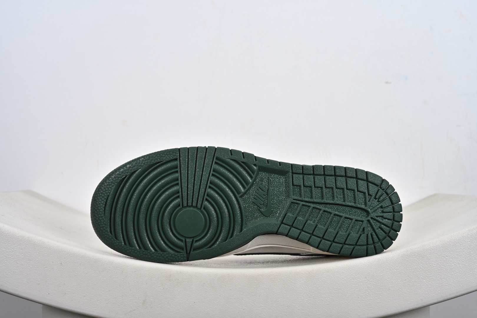 本地💰270优势放店
Stussy x LV x Nike Dunk Low 米白灰绿
此款主张打破传统的工业化流水线设计限制,以Made by ideas的超级创意为理念,集结众多潮流设计师,结合时下最ing潮流风尚,为潮流爱好者打造彰品自我的专属潮品。同时尊重每个年轻人对于潮流的理解与选择,主张“让每个年轻人塑造自己的潮流”。
货号: SG6688-004
Size: 36 36.5 37.5 38 38.5 39 40 40.5 41 42 42.5 43 44 44.5 45-T1-F3