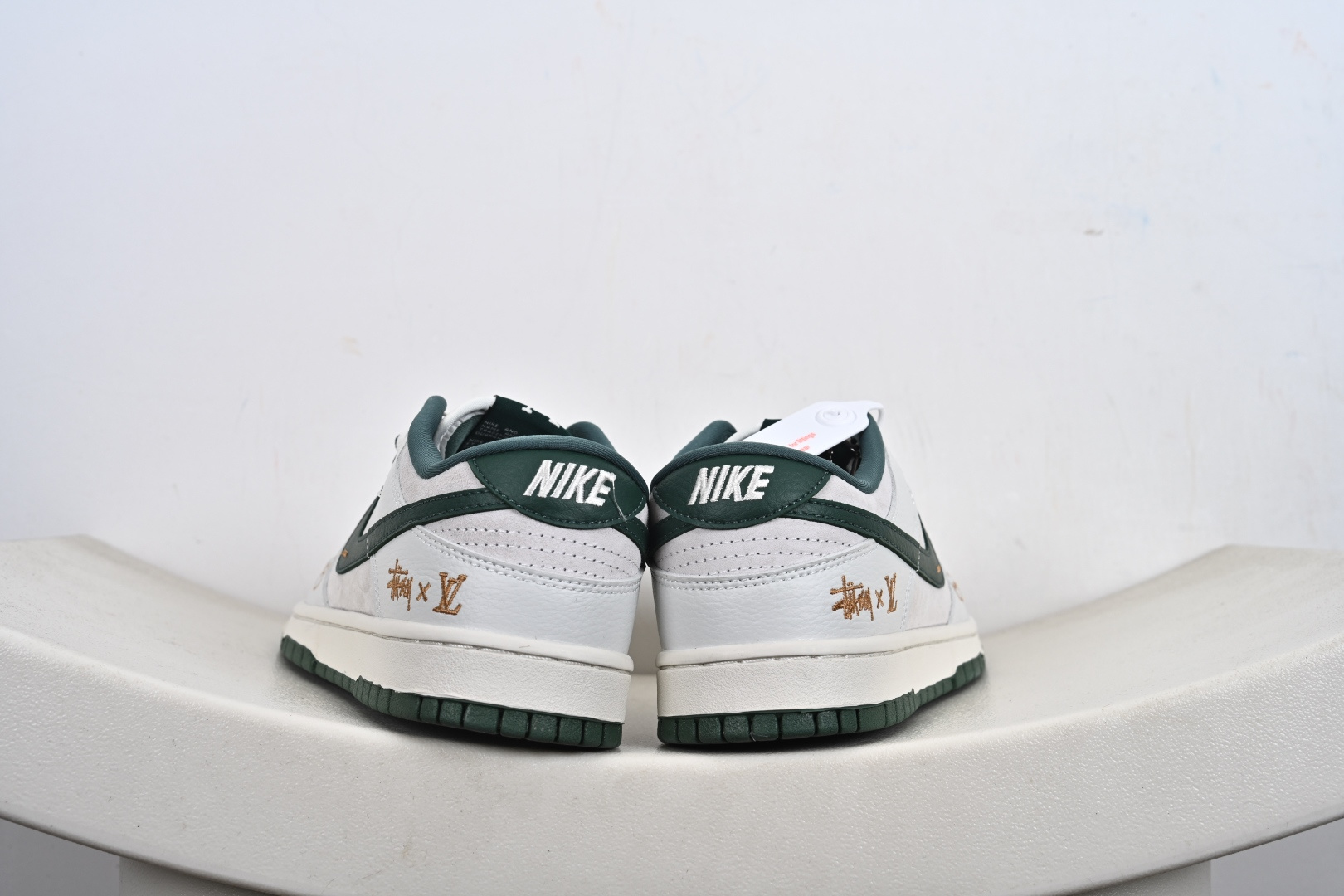 本地💰270优势放店
Stussy x LV x Nike Dunk Low 米白灰绿
此款主张打破传统的工业化流水线设计限制,以Made by ideas的超级创意为理念,集结众多潮流设计师,结合时下最ing潮流风尚,为潮流爱好者打造彰品自我的专属潮品。同时尊重每个年轻人对于潮流的理解与选择,主张“让每个年轻人塑造自己的潮流”。
货号: SG6688-004
Size: 36 36.5 37.5 38 38.5 39 40 40.5 41 42 42.5 43 44 44.5 45-T1-F3