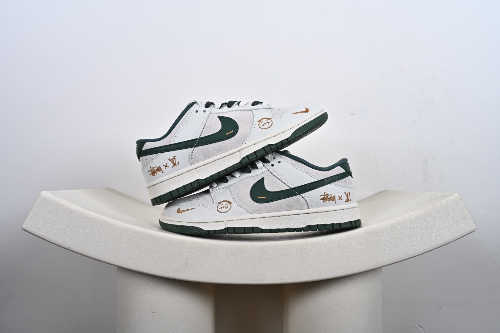 本地💰270优势放店
Stussy x LV x Nike Dunk Low 米白灰绿
此款主张打破传统的工业化流水线设计限制,以Made by ideas的超级创意为理念,集结众多潮流设计师,结合时下最ing潮流风尚,为潮流爱好者打造彰品自我的专属潮品。同时尊重每个年轻人对于潮流的理解与选择,主张“让每个年轻人塑造自己的潮流”。
货号: SG6688-004
Size: 36 36.5 37.5 38 38.5 39 40 40.5 41 42 42.5 43 44 44.5 45-T1-F3