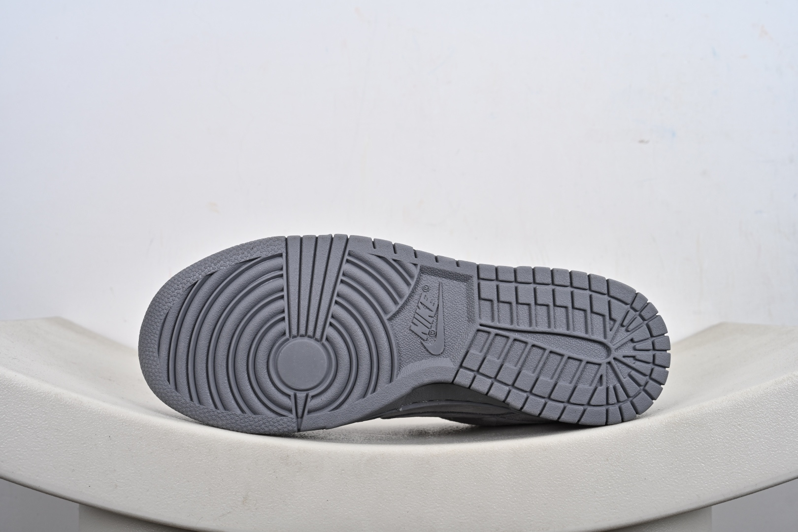 Supreme x Nike Dunk Low 灰色猪八 DD1988-003