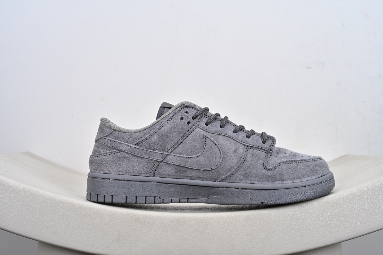 Supreme x Nike Dunk Low 灰色猪八 DD1988-003