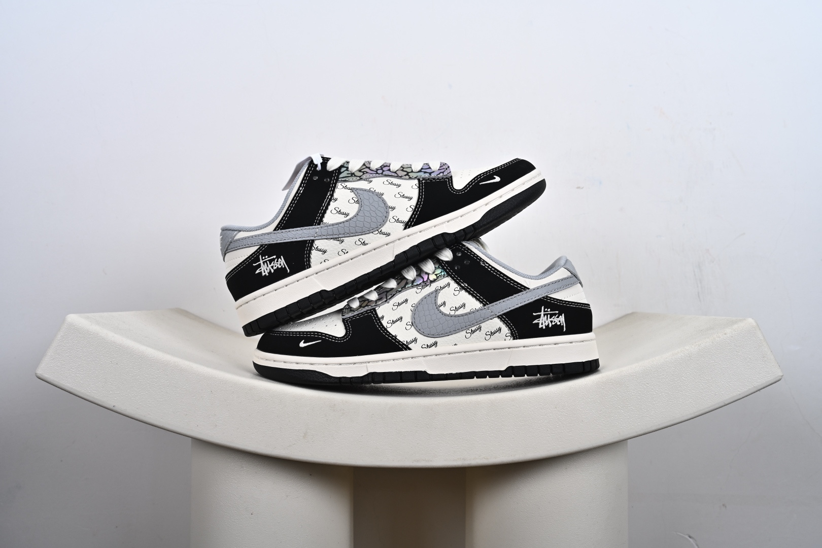 本地💰270优势放店
Stussy x Nike Dunk Low 灰鳞勾
此款主张打破传统的工业化流水线设计限制,以Made by ideas的超级创意为理念,集结众多潮流设计师,结合时下最ing潮流风尚,为潮流爱好者打造彰品自我的专属潮品。同时尊重每个年轻人对于潮流的理解与选择,主张“让每个年轻人塑造自己的潮流”。
货号: XS6089-635
Size: 36 36.5 37.5 38 38.5 39 40 40.5 41 42 42.5 43 44 44.5 45-X7-F3