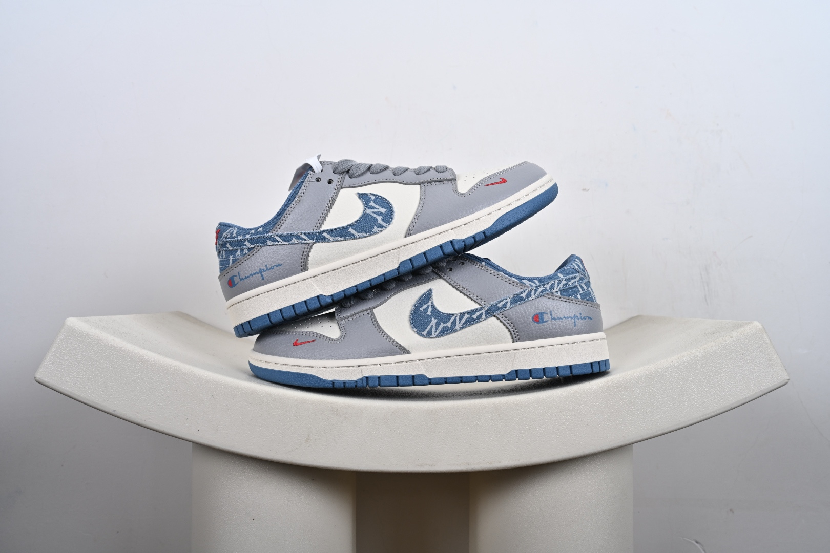 福利特价💰120支持放店‼️‼️‼️
Nk SB Dunk Low /AIR JORDAN 1 联名 周年高端定制 低帮休闲板鞋
#定制鞋盒 大厂纯原品质出货 超高清洁度 皮料切割干净无任何毛边 细节完美 
货号：XX2416
尺码：36 36.5 37.5 38 38.5 39 40 40.5 41 42 42.5 43 44 44.5 45-C9-9