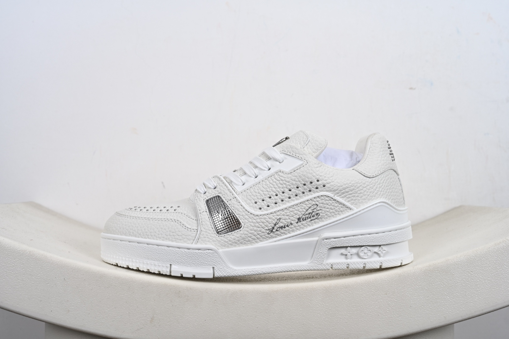 本地💰460终端供货
代购级别 Louis  Vuitton Trainer 2021ss早春全新时装走秀运动鞋 
#ZP级全套包装 小红书 Ins 最火配色 原版楦型 毫无差异
#鞋面独家订制压纹粒面小牛皮 TPU大底 全进口头层牛皮质感媲美原版 垫脚聚米微料加透气英伦网布
尺码：35-45-M1-H1