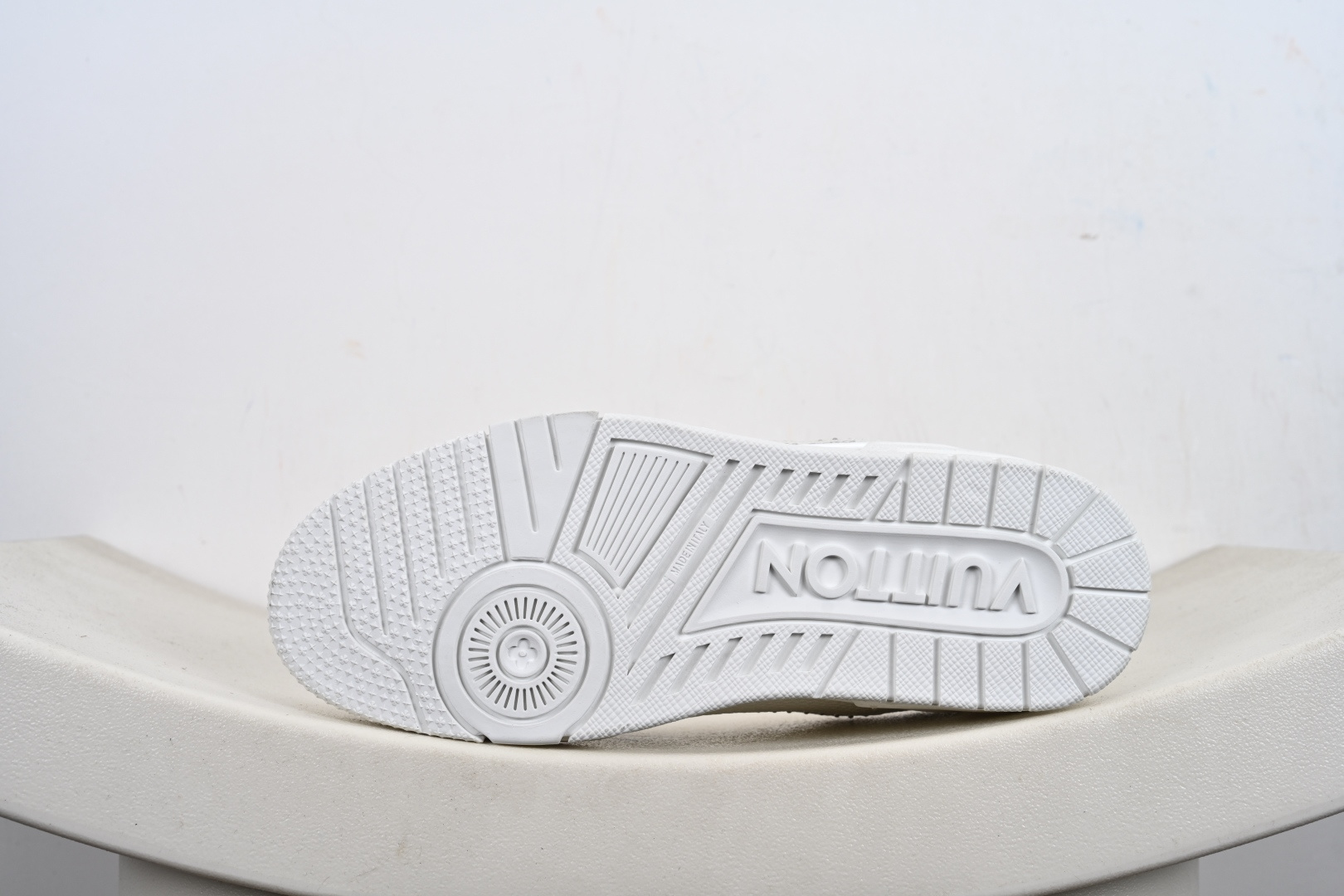 本地💰460终端供货
代购级别 Louis  Vuitton Trainer 2021ss早春全新时装走秀运动鞋 
#ZP级全套包装 小红书 Ins 最火配色 原版楦型 毫无差异
#鞋面独家订制压纹粒面小牛皮 TPU大底 全进口头层牛皮质感媲美原版 垫脚聚米微料加透气英伦网布
尺码：35-45-M1-H1