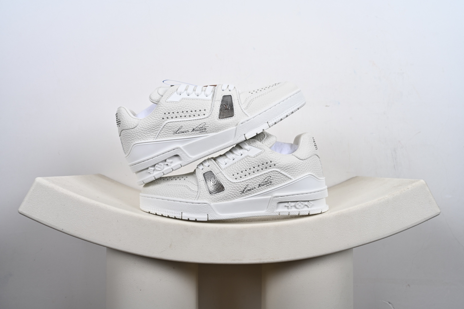 本地💰460终端供货
代购级别 Louis  Vuitton Trainer 2021ss早春全新时装走秀运动鞋 
#ZP级全套包装 小红书 Ins 最火配色 原版楦型 毫无差异
#鞋面独家订制压纹粒面小牛皮 TPU大底 全进口头层牛皮质感媲美原版 垫脚聚米微料加透气英伦网布
尺码：35-45-M1-H1