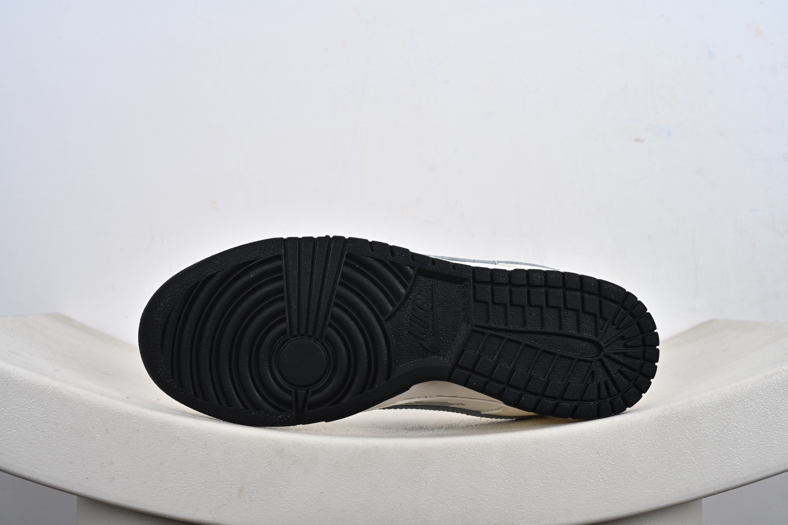 定制版Nike SB Dunk Low“斯图西联名——泼墨米白” 周年高端定制 低帮休闲板鞋 XS6089-632