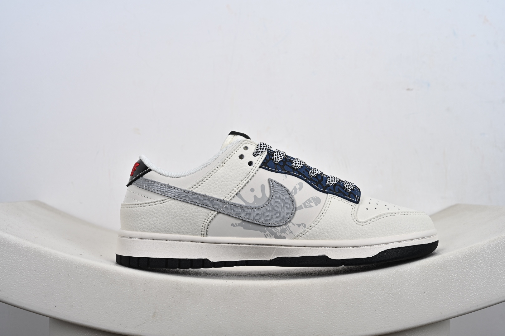 定制版Nike SB Dunk Low“斯图西联名——泼墨米白” 周年高端定制 低帮休闲板鞋 XS6089-632