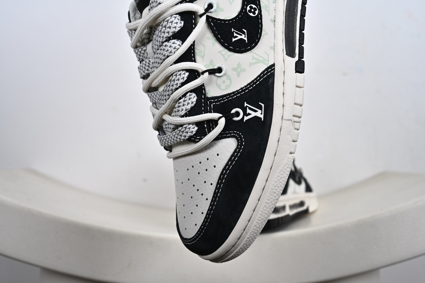 定制版Nike SB Dunk Low“LV联名——黑涂鸦抽绳” 周年高端定制 低帮休闲板鞋 CX5050-Y32