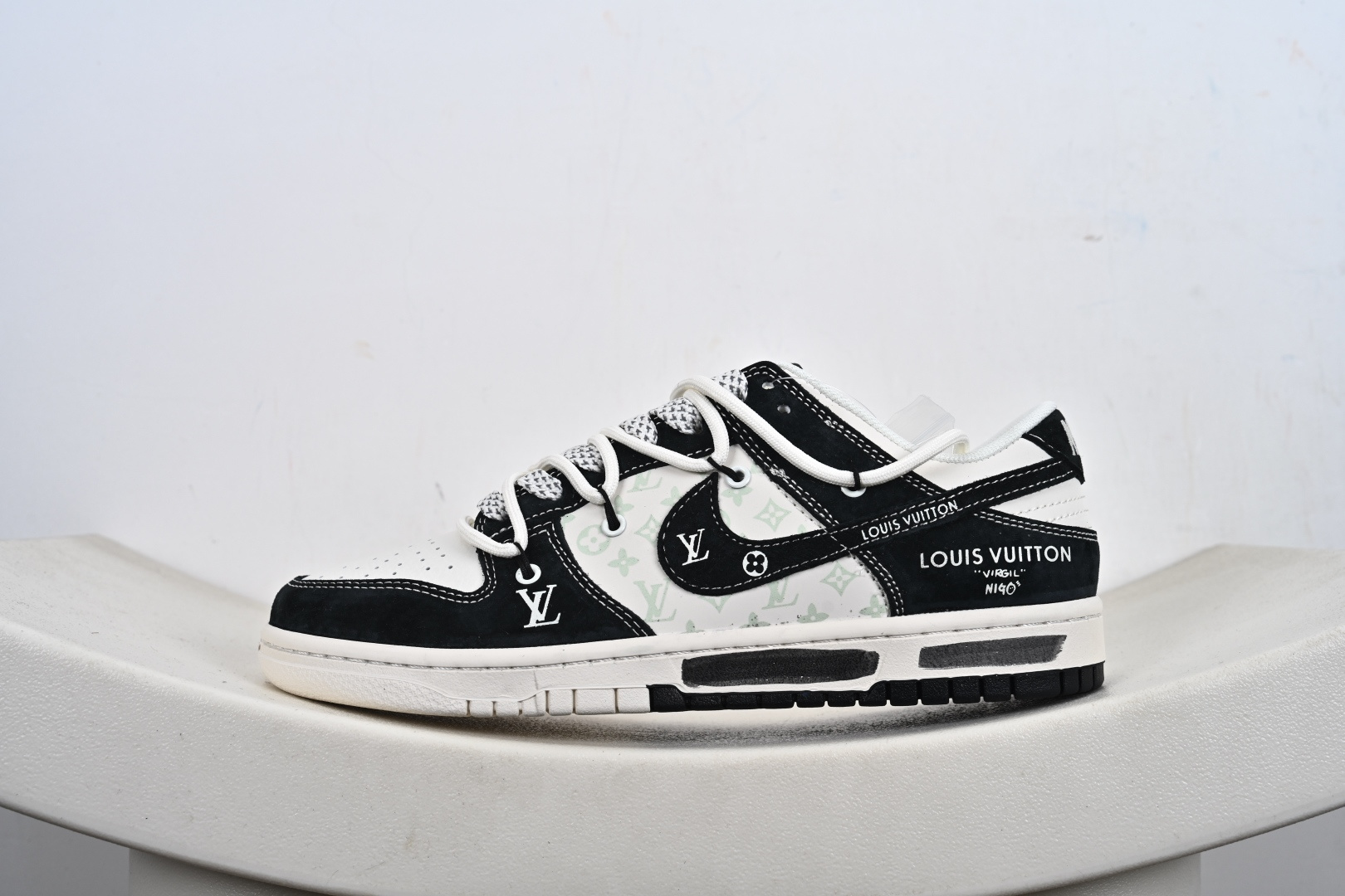 定制版Nike SB Dunk Low“LV联名——黑涂鸦抽绳” 周年高端定制 低帮休闲板鞋 CX5050-Y32